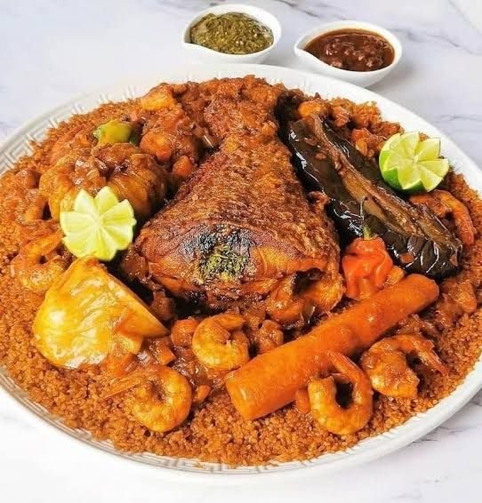 Un plat de thiéboudienne garni de poisson, de légumes et de crevettes